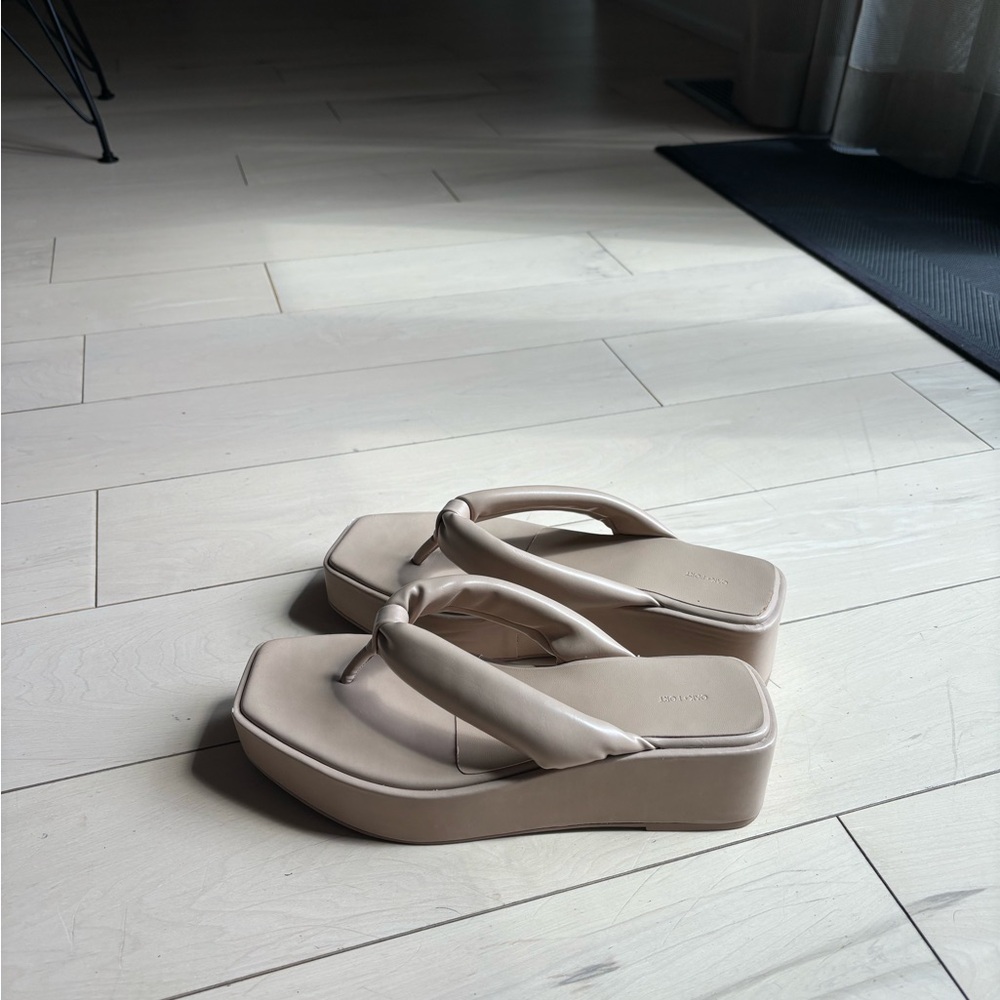 selling these oak+fort sandals!
